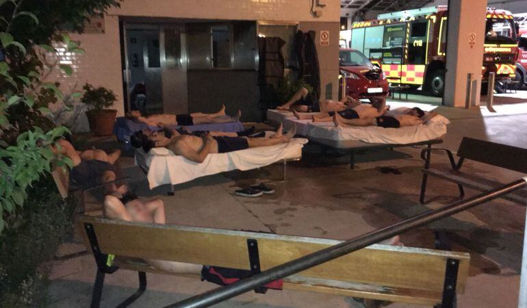 Los bomberos del parque de Getafe, durmiendo en el exterior