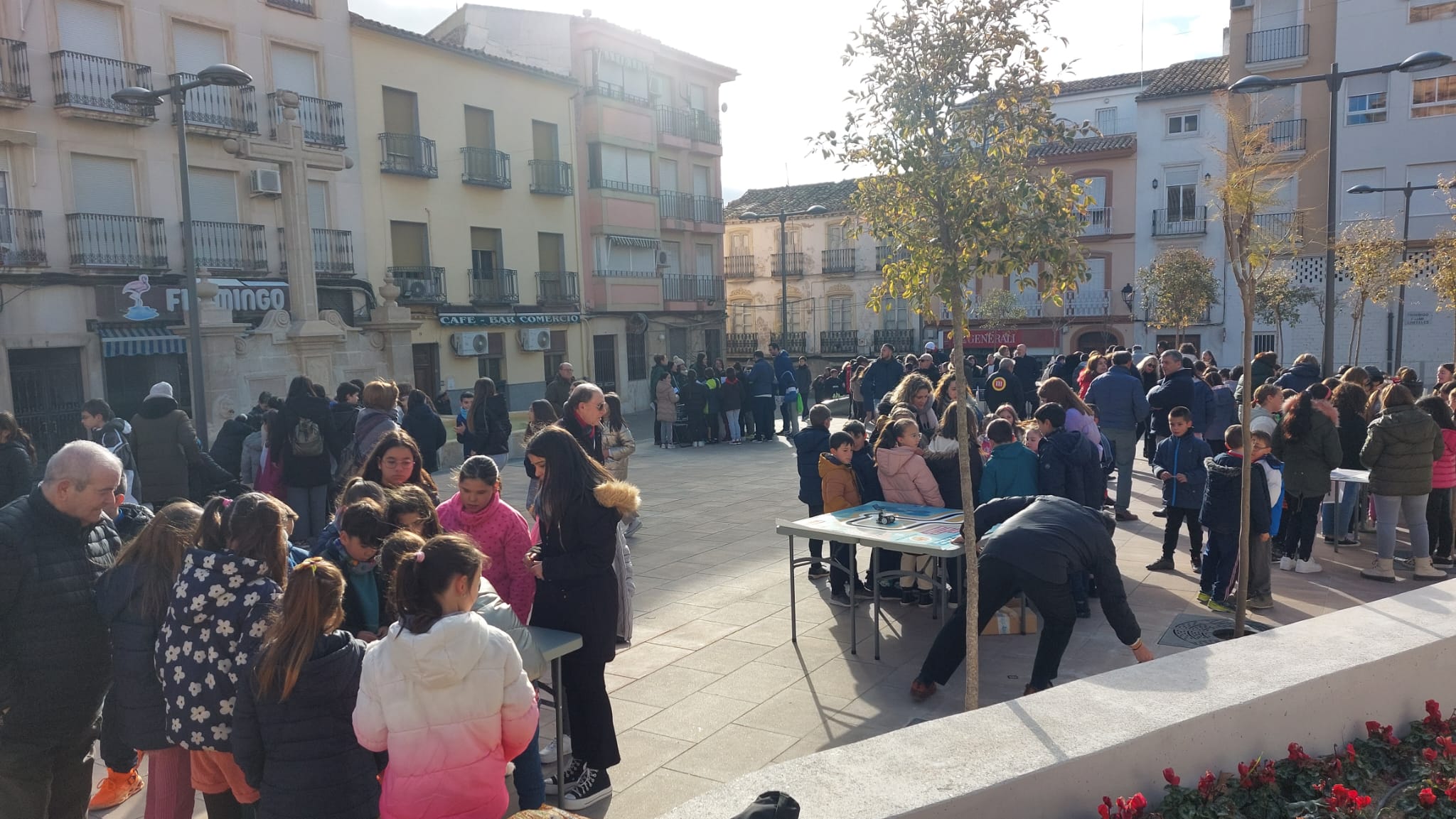 Aspecto que presentaba la Plaza de España con los diferentes stands instalados por los diferentes colegios