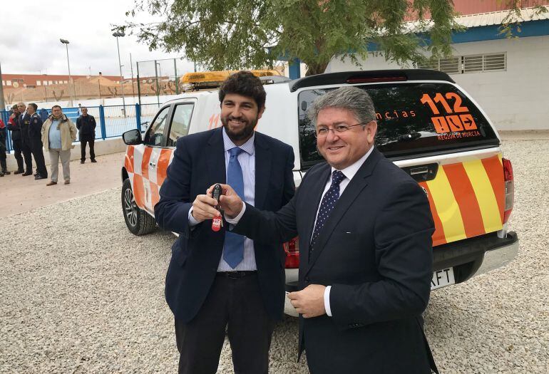 El presidente de la Región de Murcia, Fernando López Miras, entrega al alcalde de Los Alcázares, Anastasio Bastida, un nuevo vehículo todoterreno que se incorpora al servicio de Protección Civil de Los Alcázares.