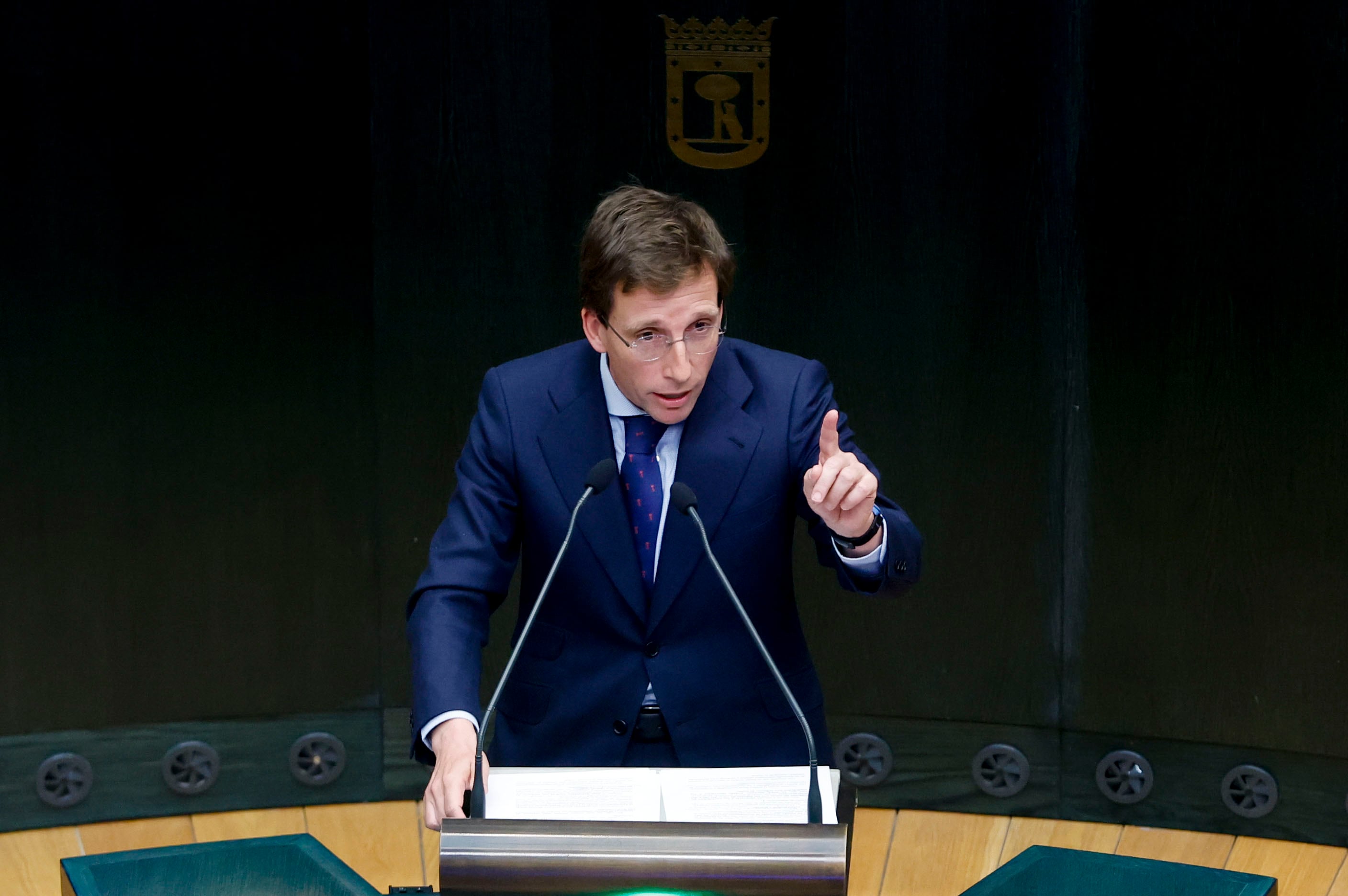 MADRID, 22/12/2023.- El alcalde de Madrid, José Luis Martínez-Almeida interviene durante el pleno en el Ayuntamiento de Madrid. EFE/ Mariscal