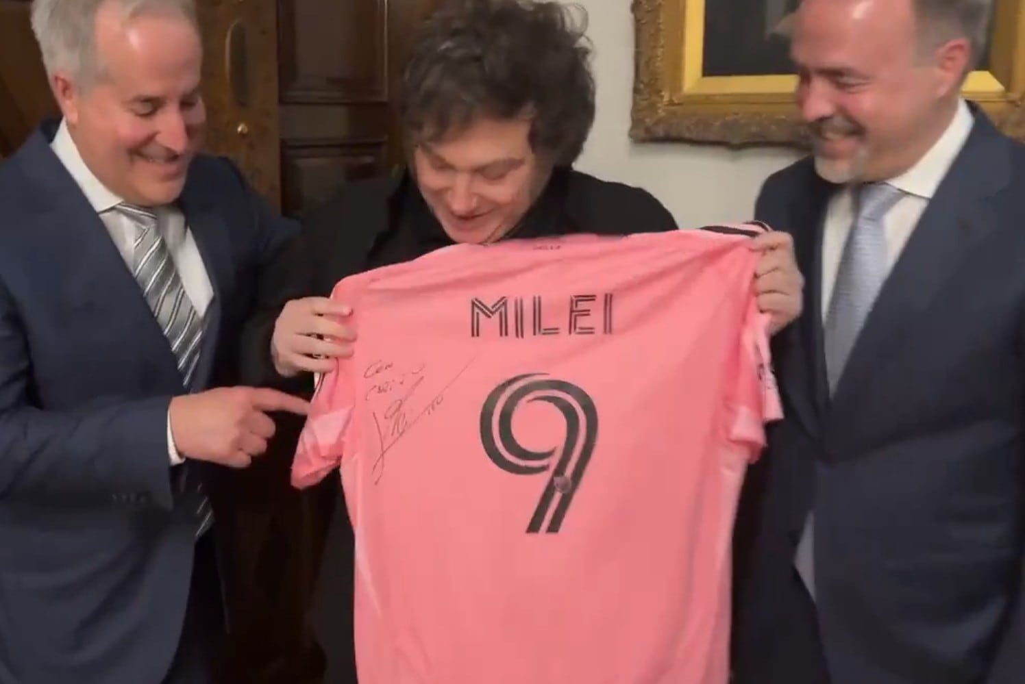 Javier Milei posa con al camiseta del Inter de Miami firmada por Messi... pero con el dorsal de Luis Suárez.