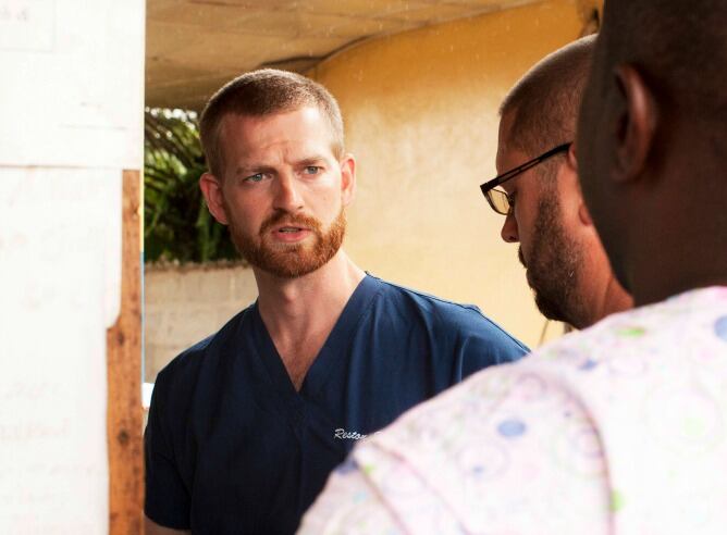 El doctor Kent Brantly hablando con sus colegas en el centro de gestión de casos en el campus del Hospital de Monrovia.