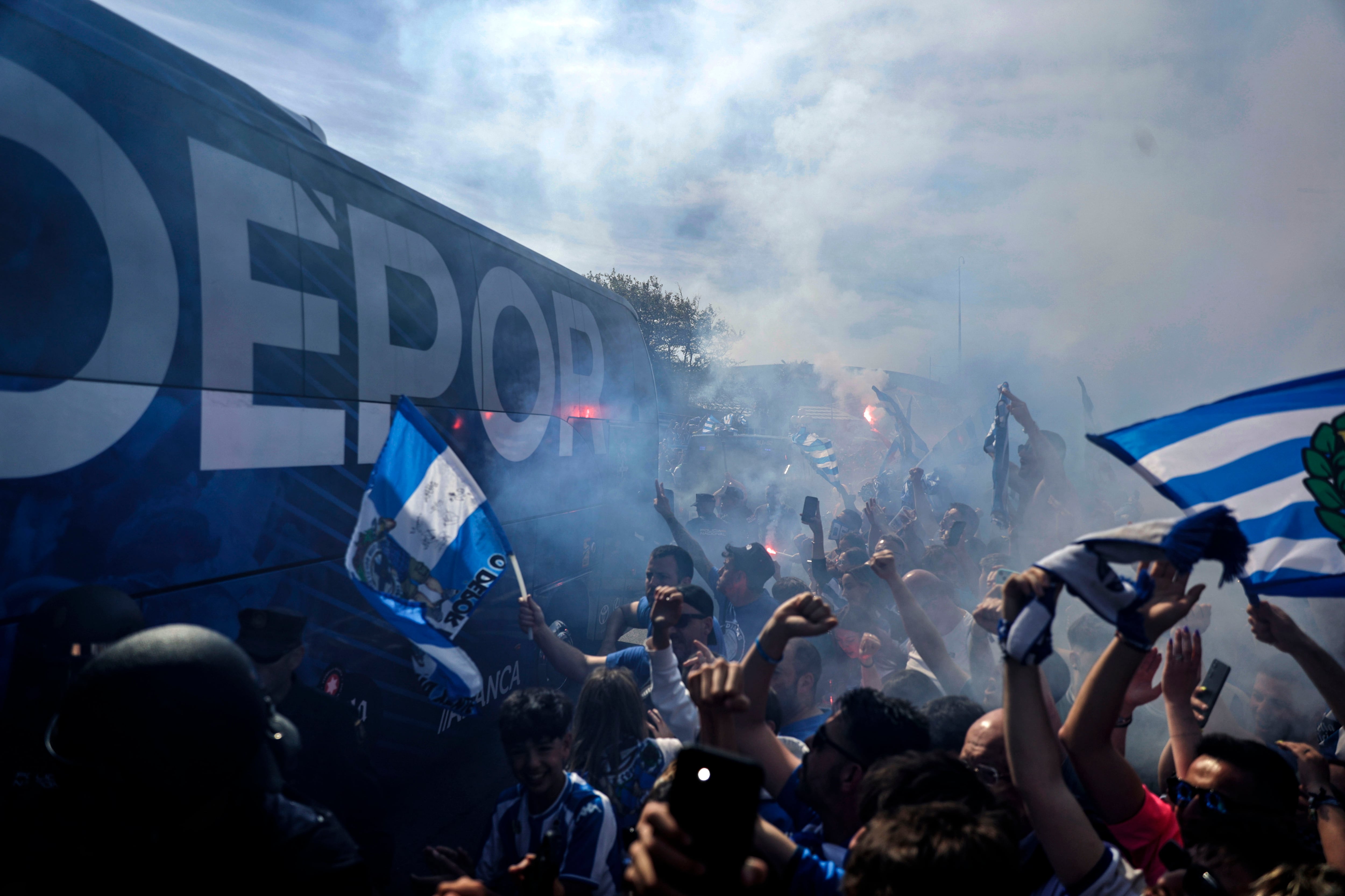 A CORUÑA, 12/05/24.- Vista del recibimiento de los aficionados del Deportivo a su equipo en los aledaños del estadio de Riazor, donde el club coruñés, que lidera la clasificación del Grupo 1 de Primera Federación, disputa ante el Barça Atlètic, su inmediato perseguidor a cuatro puntos, un duelo en el que podrían lograr el ascenso a Segunda División (LaLiga Hypermotion) a falta de dos jornadas por disputarse. EFE/Cabalar
