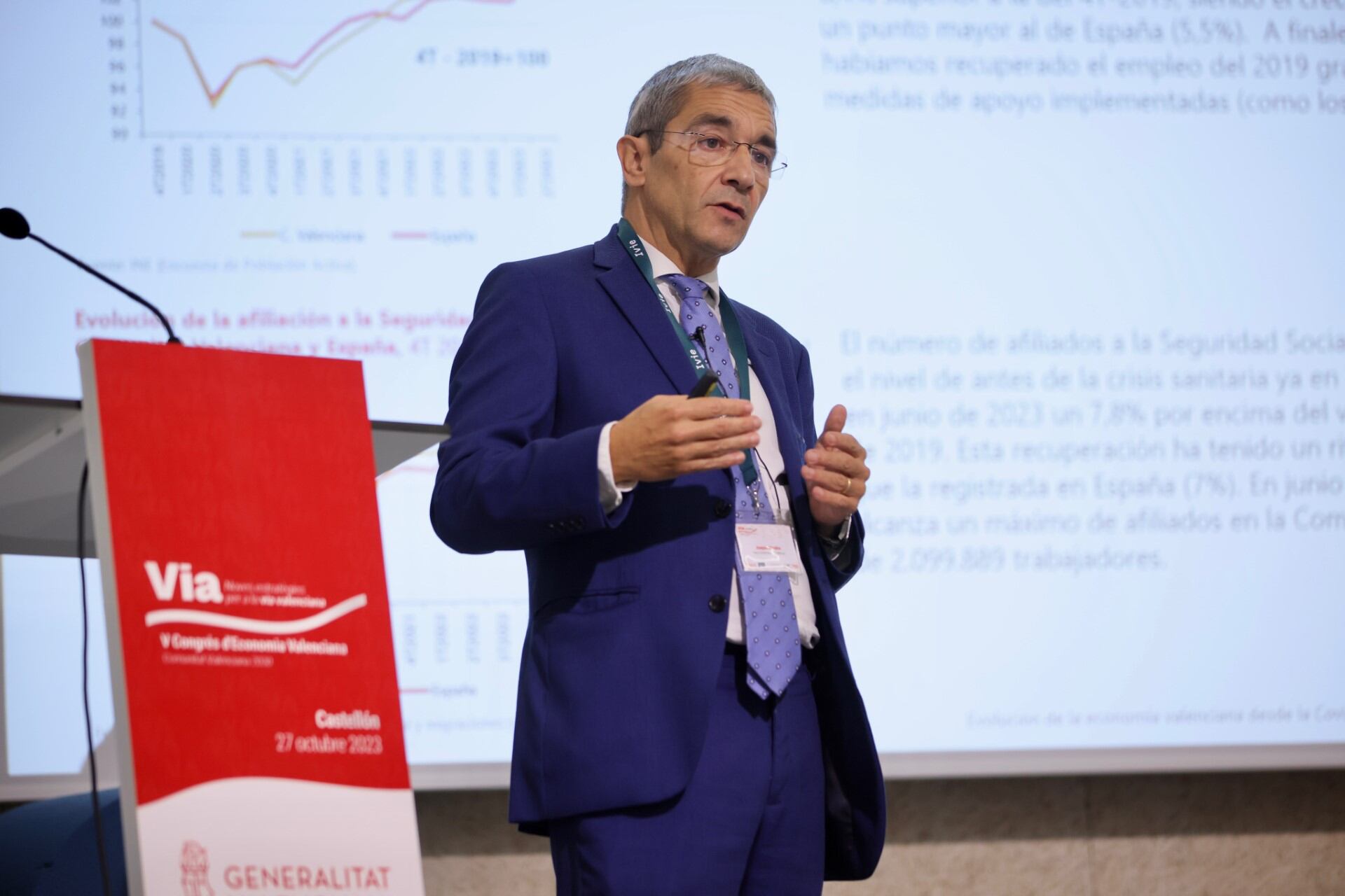 El catedrático Joaquín Maudos en el V Congreso de Economía Valenciana celebrado en Castelló por el IVIE