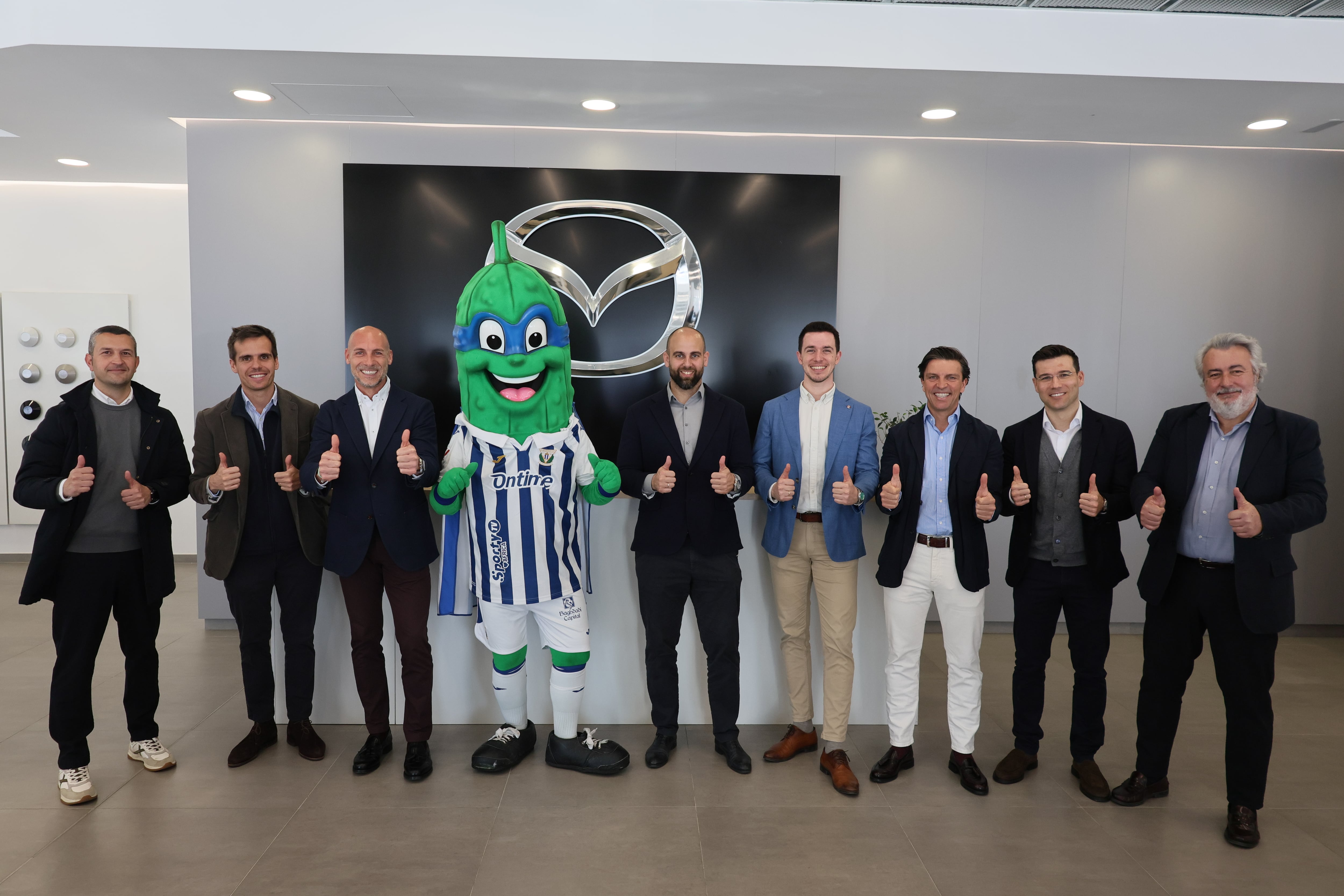 Directivos de Mazda Kuroba Motor y del CD Leganés, junto a la popular mascota pepinera, tras la presentación de los vehículos