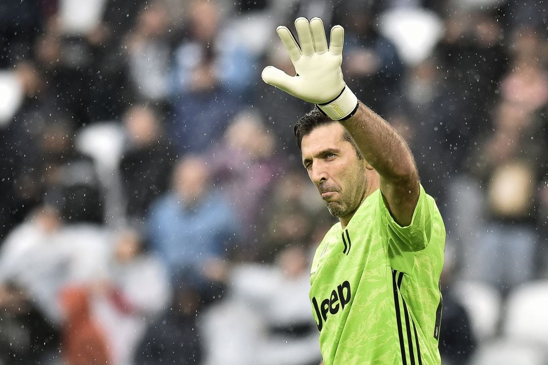 Buffon saluda a la afición de la Juventus