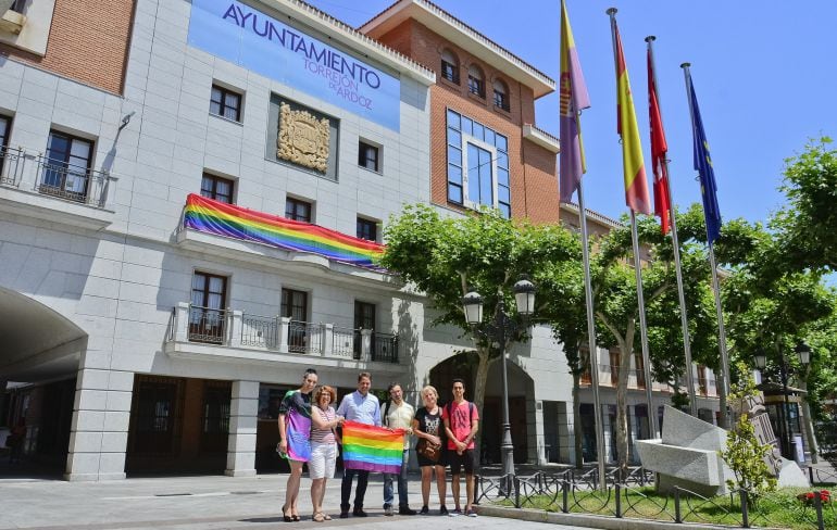 El alcalde, Ignacio Vázquez, junto a representantes de colectivos LGTB