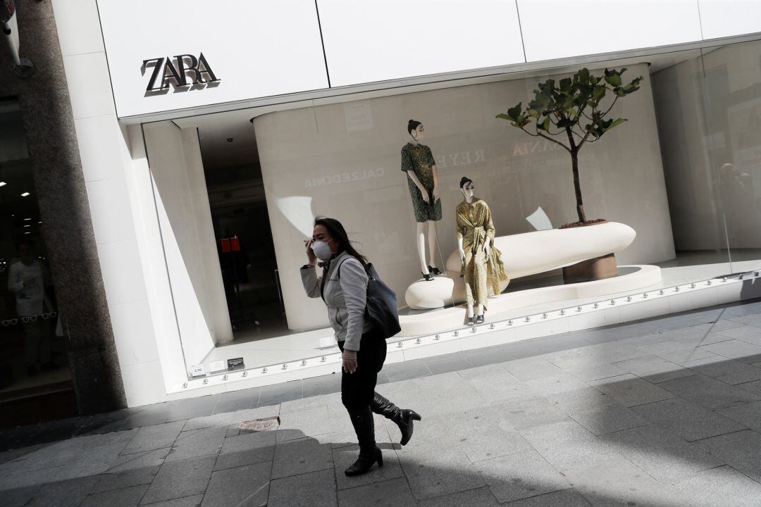 Una mujer pasa por delante de una tienda de Zara