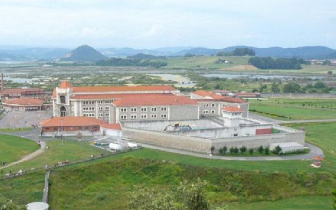 Vista del centro penitenciario de El Dueso (Santoña).