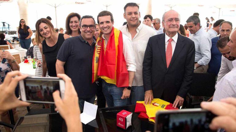 Pablo Casado junto al alcalde de Málaga, Francisco de la Torre (derecha), en un acto con afiliados