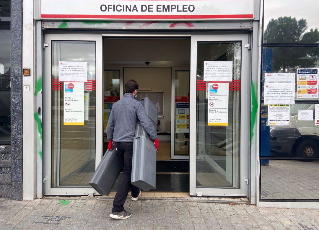 Un hombre entrando en una oficina de empleo