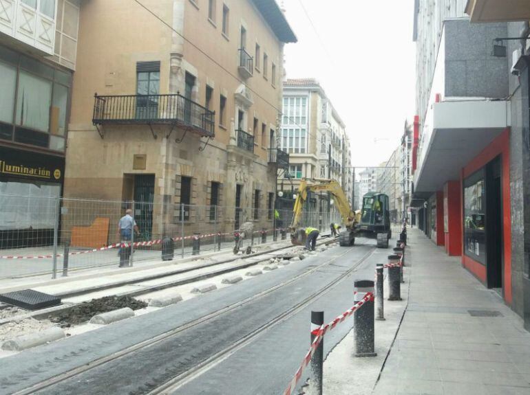 Operarios trabajando en la calle General Álava.