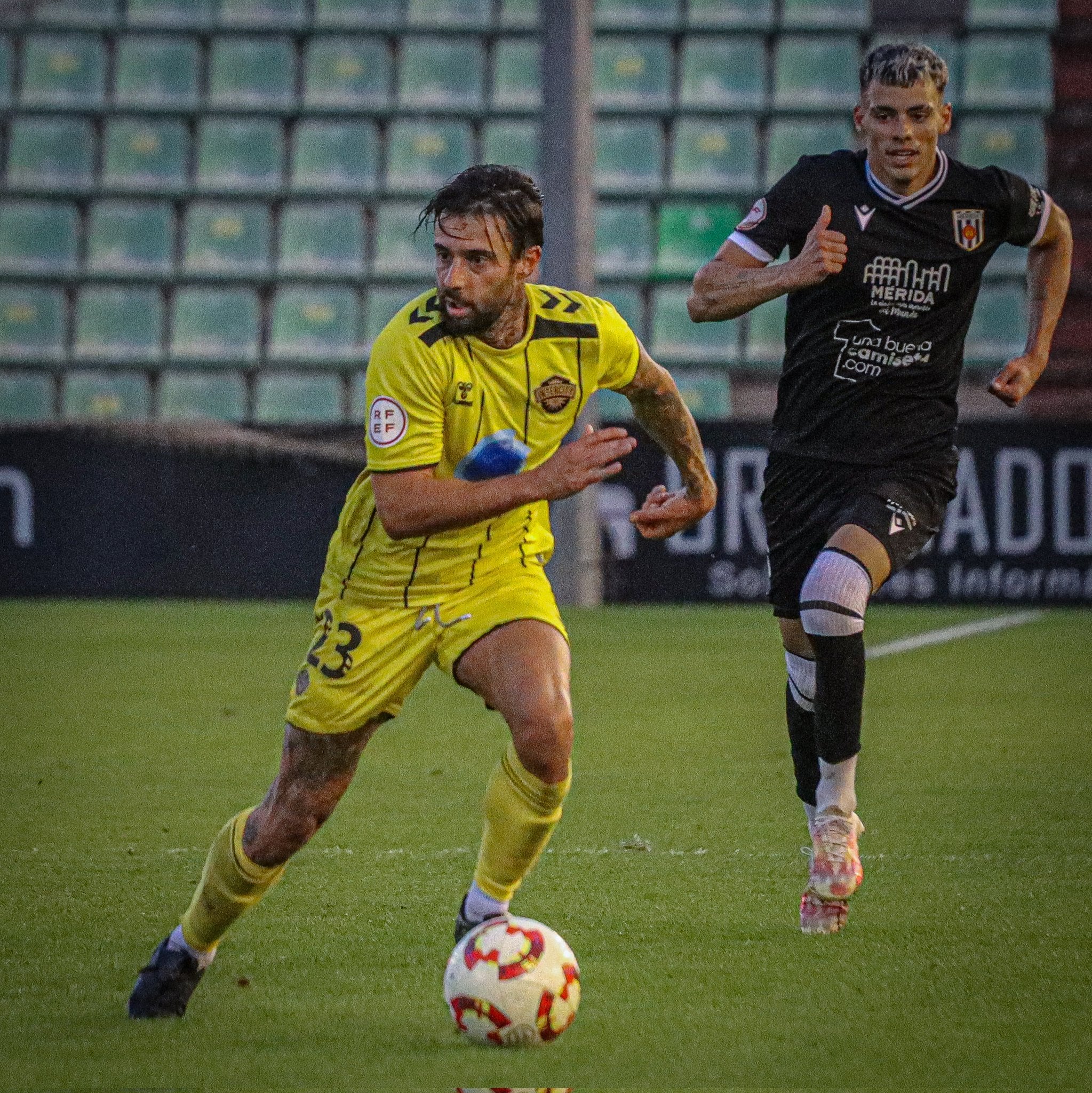 Ñito, jugador del Intercity, frente al Mérida en el Romano José Fouto