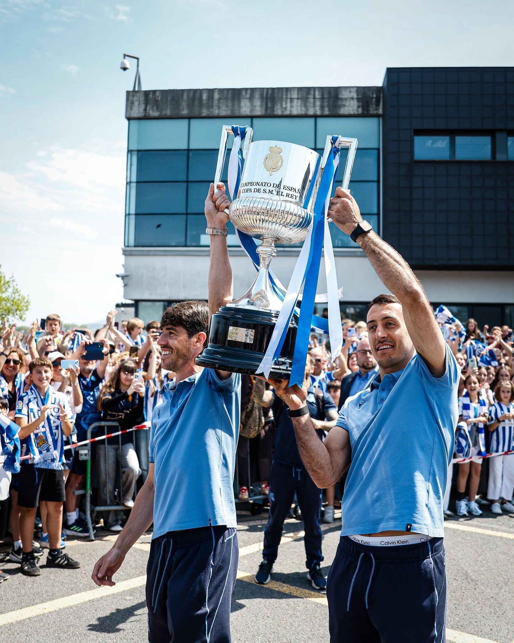 Mikel Oyarzabal y Aritz Elustondo, capitanes de la Real Sociedad, ofrecen la Copa del Rey a la afición txuriurdin en Zubieta