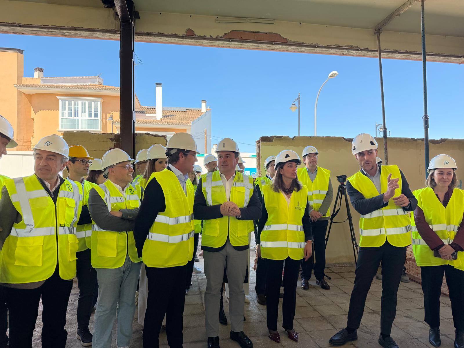 El presidente de la Generalitat Valenciana, Juanfran Pérez Llorca, acompañado por la consellera de Justicia, Núria Martínez, y el alcalde de Ontinyent, Jorge Rodríguez, durante la visita a la ciudad para supervisar las obras del futuro Palau de Justicia