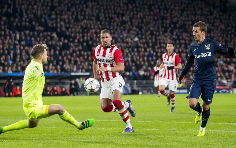 Griezmann busca el gol en el partido de ida entre el PSV y el Atlético de Madrid 