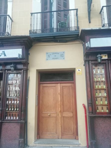 Imagen de la fachada de calle de Santa Ana número 10, donde hasta hace cuatro años se ubicaba la placa homenaje a Clara Campoamor