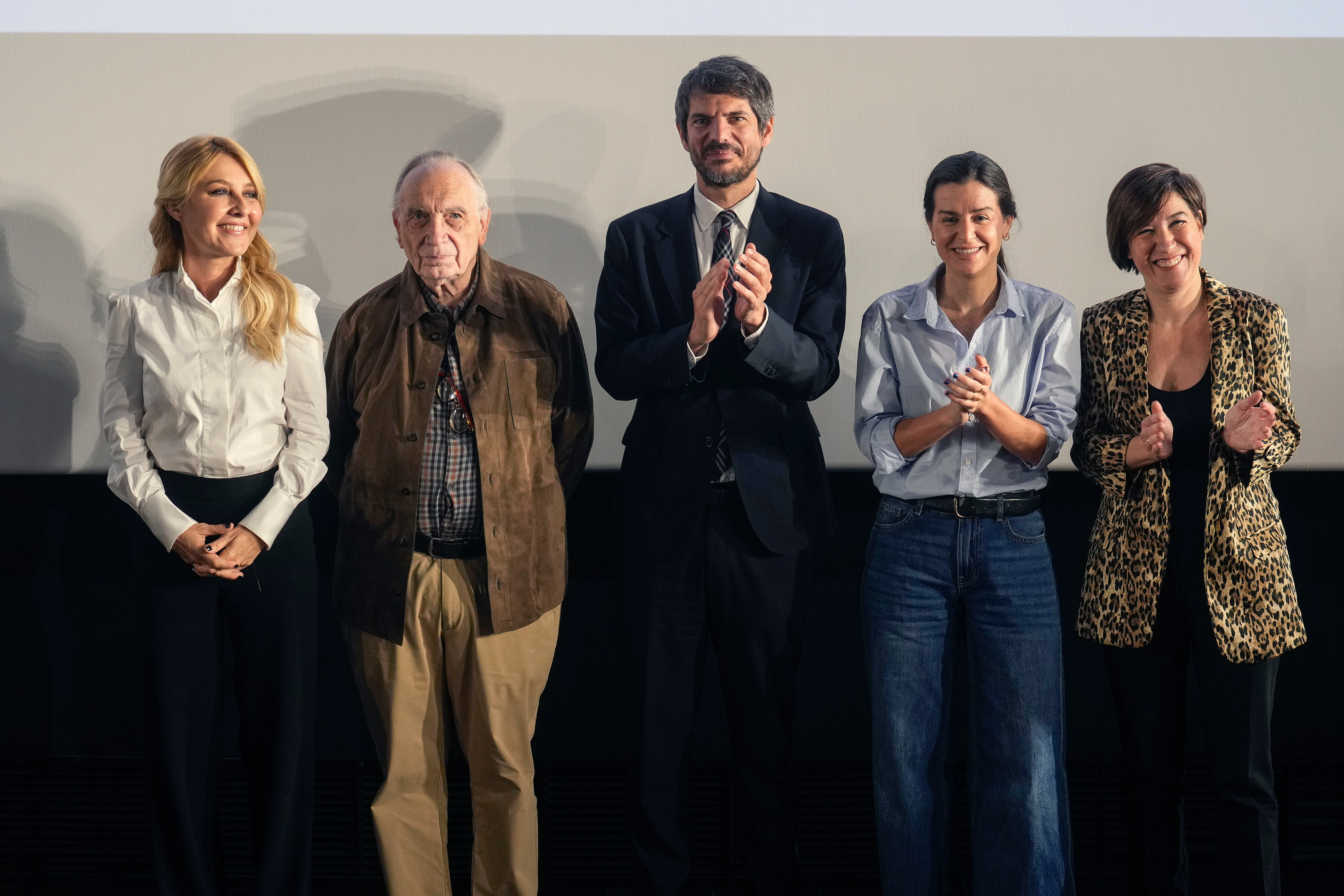 El ministro de Cultura, Ernest Urtasun, junto al presidente de la Academia de Cine, Fernando Méndez-Leite (2i); Mar Rojo, representante del Observatorio de Igualdad de Género en el ámbito de la Cultura y vicepresidenta de MIN (Mujeres de la Industria de la Música) (2d); Cayetana Guillén Cuervo (i), presidenta de la Academia de las Artes Escénicas, y Virginia Yagüe, miembro de la Junta Directiva de la Academia de Cine y de su Comisión de Igualdad, durante la presentación de la Unidad de Prevención y Atención Contra las Violencias en el Sector Audiovisual y Cultural, este jueves en Madrid.