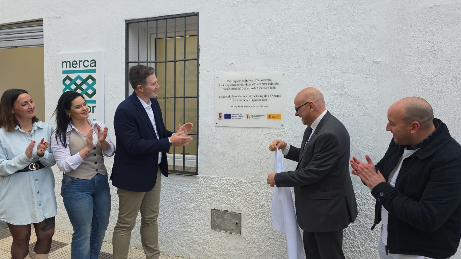 Momento del descubrimiento de la placa conmemorativa de la inauguración de MercaMayor Campillo de Arenas