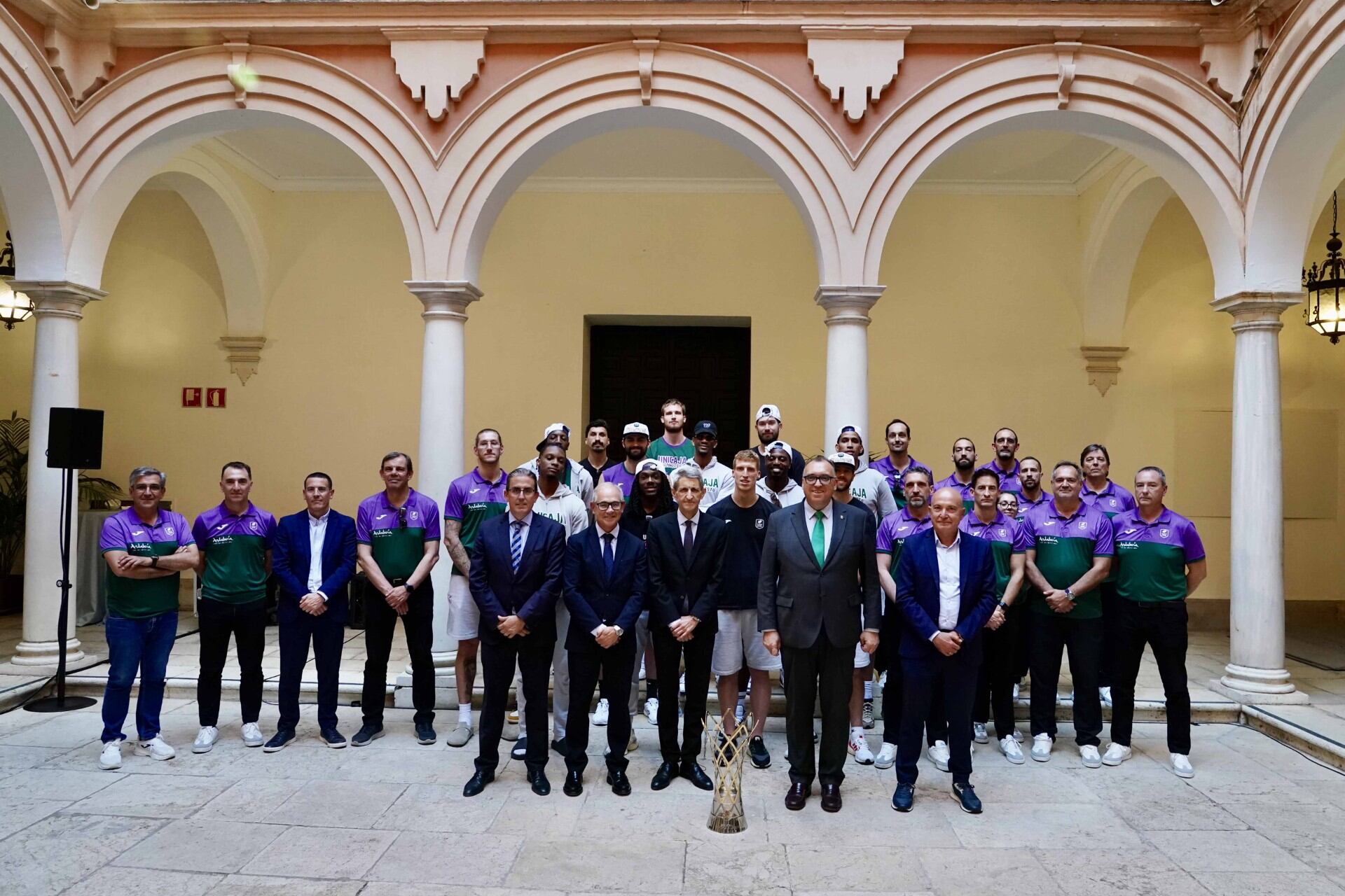 El Unicaja recibido por el presidente y directivos de la Fundación Unicaja y Unicaja Banco por la consecución del título de la BCL