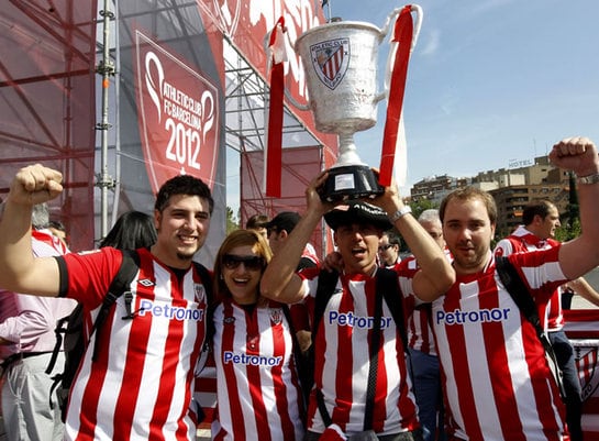 Aficionados del Athletic Club, en la inauguración de la &#039;Athletic Hiria&#039;, zona instalada en el Puente del Rey de Madrid