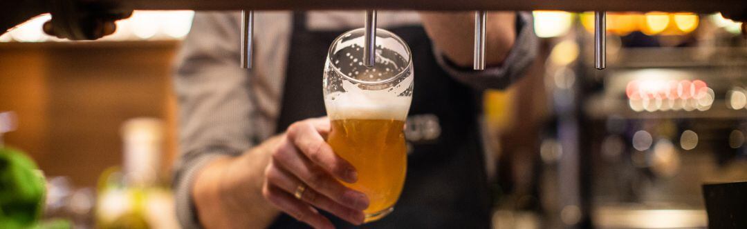 Hostelero sirve una caña de cerveza