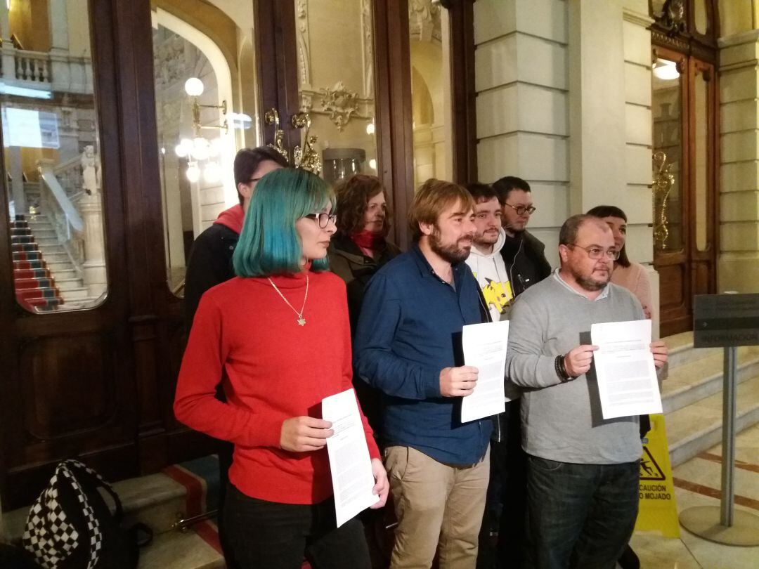 Daniel Ripa (en el centro) se ha hecho acompañar, en la presentación de la proposicón de ley, de activistas trans y de la comunidad lGTBI.