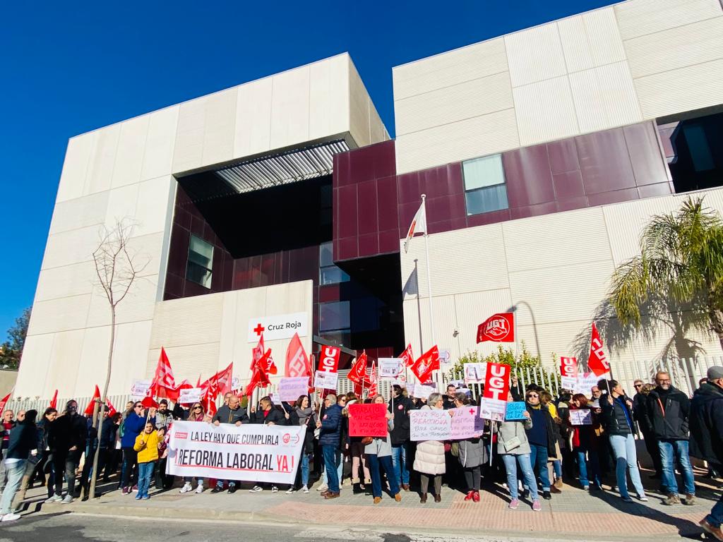 Protesta de los trabajadores de Cruz Roja en Córdoba frente a la sede de la ONG