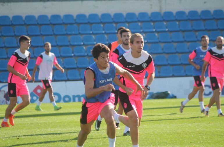 Juanjo Nieto corre, junto a Pedja, para controlar el balón