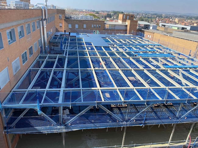 Aspecte del forjat per les obres exteriors del bloc quirúrgic de l'Arnau. Ara, els treballs entren dins dels quiròfans, el que obliga a derivar pacients per ser operats en altres hospitals. Foto: Salut.