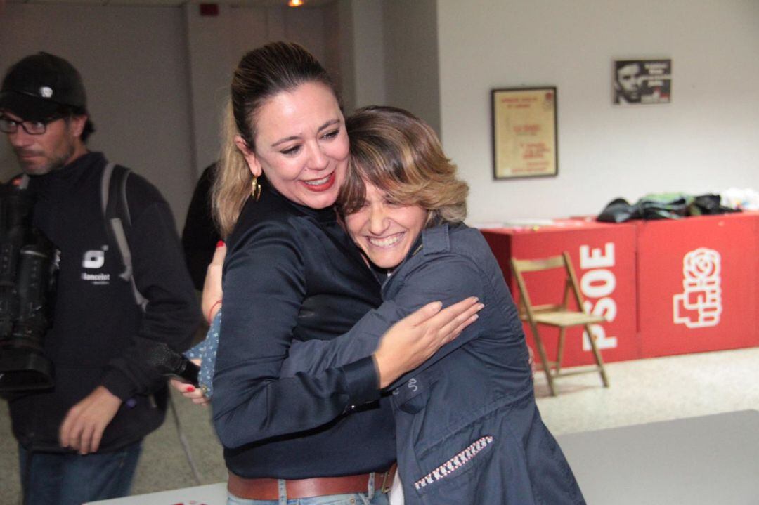 María Dolores Corujo, abrazada la alcaldesa de Arrecife Eva De Anta.