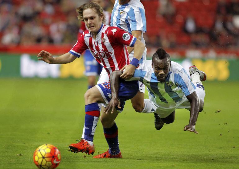 El centrocampista croata del Sporting, Alen Halilovic ante el defensa marfileño del Málaga, Arthur Boka