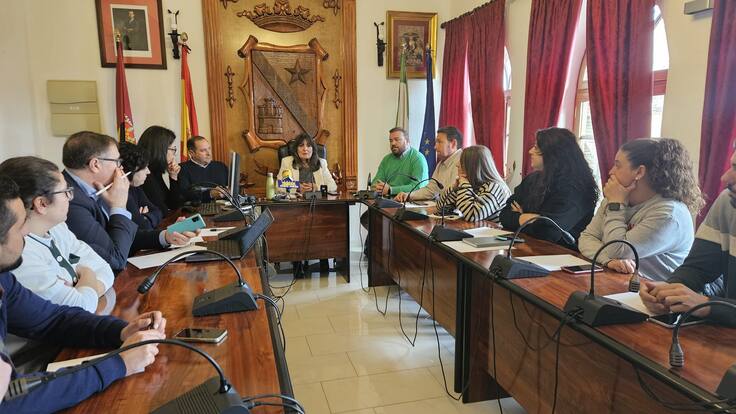 El pleno del Ayuntamiento de Jódar concede el Título de Hijo Predilecto y Escudo de Oro de la Ciudad al poeta galduriense Manuel Ruiz Amezcua