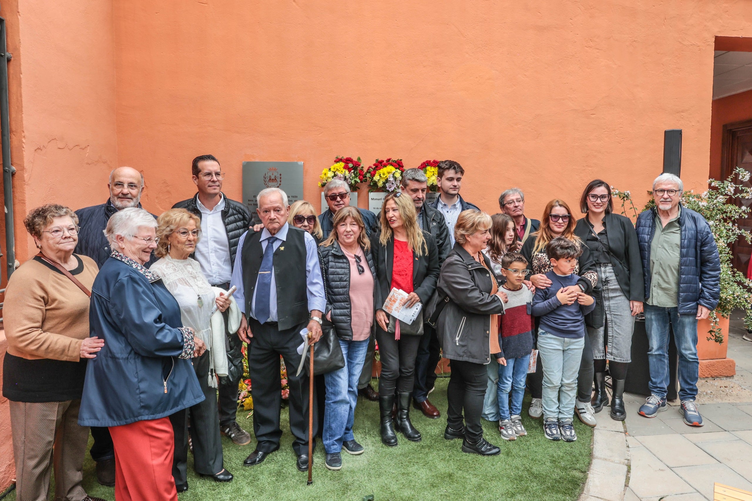 Rubén Alfaro, alcalde de Elda, y María Gisbert, concejala de Memoria Democrática de Elda, junto a los familiares de las víctimas en el acto de hoy.