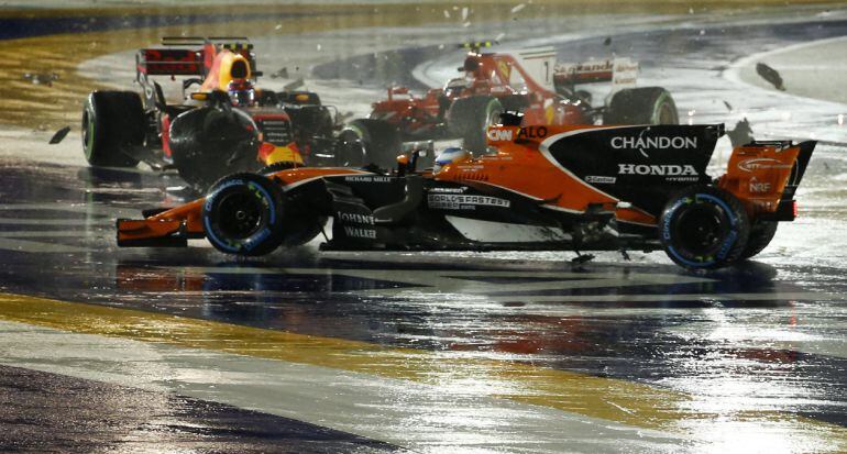 Fernando Alonso recibió un golpe en la primera curva del GP de Singapur, a la que llegó en tercera posición después de una gran salida.