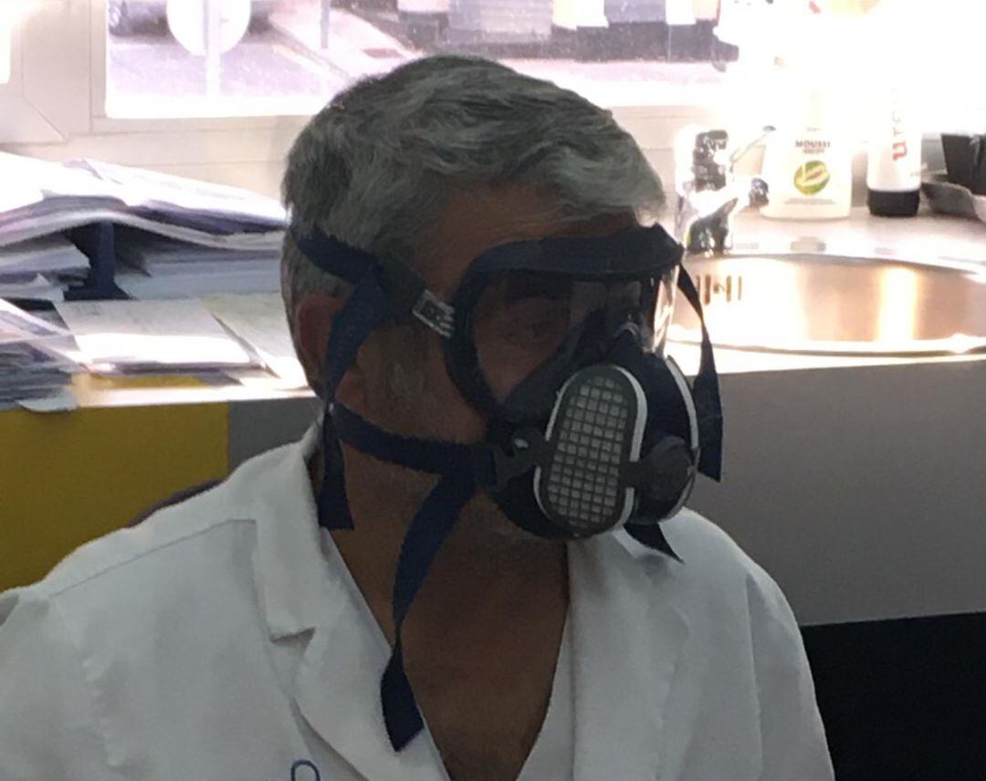 El Dr. Julián García en su consulta con el tipo de mascarilla que suele utilizar para protegerse del coronavirus