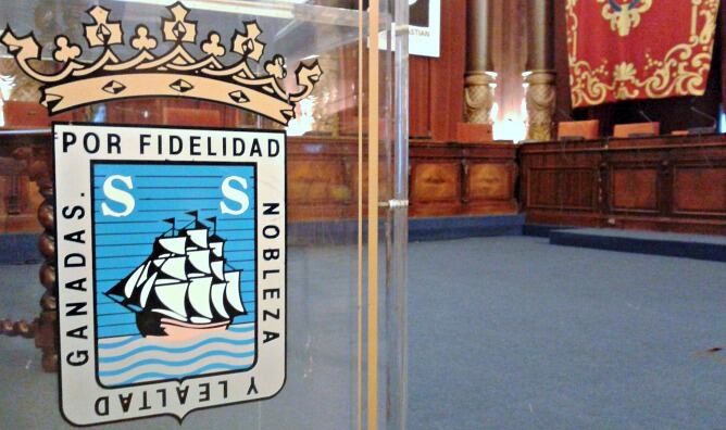 El salón de plenos del Ayuntamiento de San Sebastián, vacío antes del inicio de la sesión