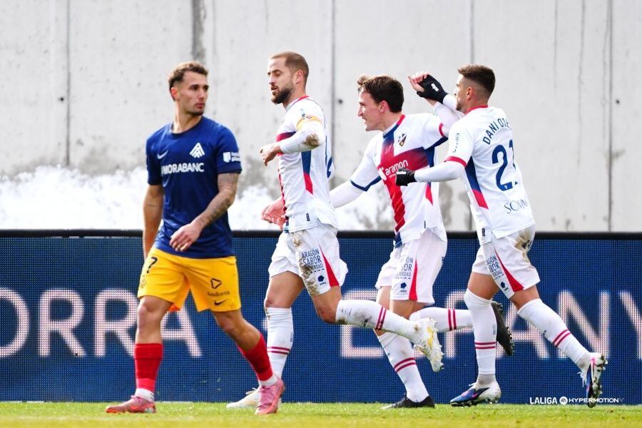Kortajarena, felicitado por Dani Ojeda y Pulido tras marcar el gol del empate en Andorra