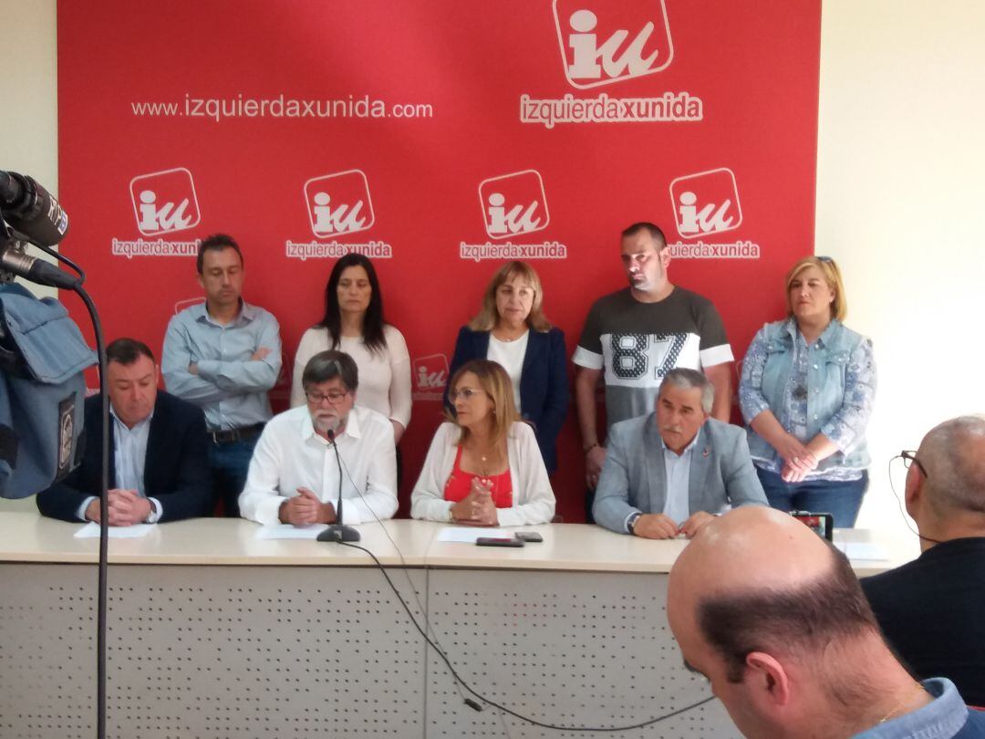 Los alcaldes de IU apoyan el acuerdo alcanzado con el PSOE para la investidura. En primera línea, sentados, los alcaldes de Grado (José Luis Trabanco), Illas (Alberto Tirador), la diputada de IU, Ángela Vallina; el alcalde de Mieres (Aníbal Vázquez). De pie, Ovidio Zapico (diputado), Yasmina Triguero (alcaldesa de Castrillón), Amor Álvarez (alcaldesa de Teverga), Ana Isabel Díaz (alcaldesa de Riosa)