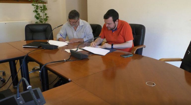 Firma del convenio entre el ayuntamiento y ADR