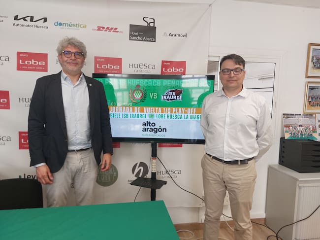 Agustín Cabrero y Eduardo López en la presentación del acuerdo entre el CB Peñas y Supermercados Altoaragón