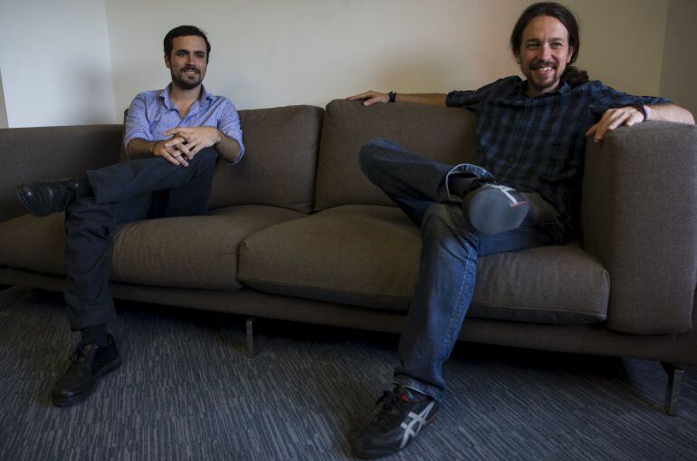 Podemos (We can) party leader Pablo Iglesias (R) and Izquierda Unida (United Left) prime ministerial candidate Alberto Garzon smile before their meeting in Madrid, Spain, June 24, 2015. REUTERS/Sergio Perez