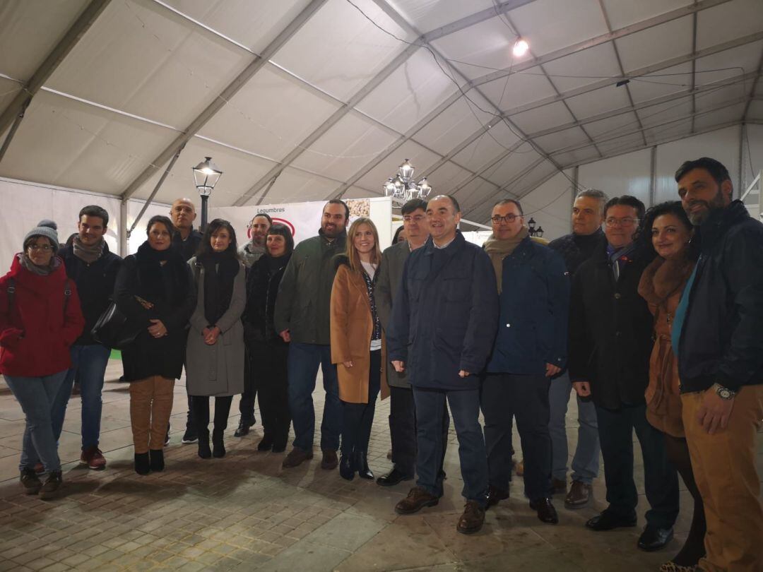 Momento de la inauguración de la feria con el alcalde,Valentín Bueno