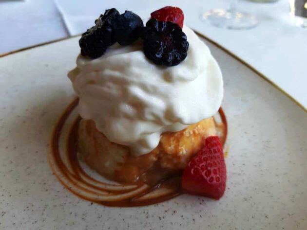 Flan de huevo con mousse de leche condensada y dulce de leche