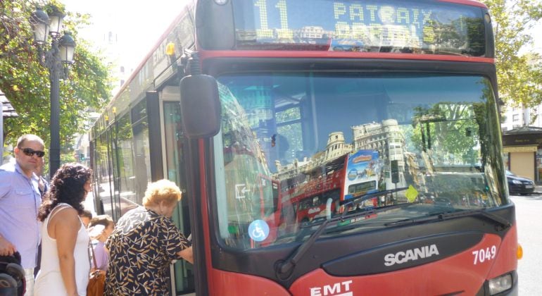 La alcaldesa de Valencia asegura que está intentando que llegue la ayuda del transporte metropolitano