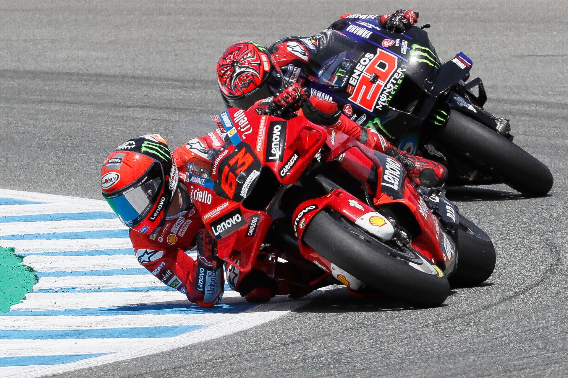 El piloto italiano Francsco Bagnaia (Ducati Lenovo Team) seguido del francés Fabio Quartararo durante el Gran Premio de España de Motociclismo de MotoGP que se celebra este domingo en el circuito &quot;Ángel Nieto&quot; de Jerez de la Frontera (Cádiz). EFE/Jose Manuel Vidal