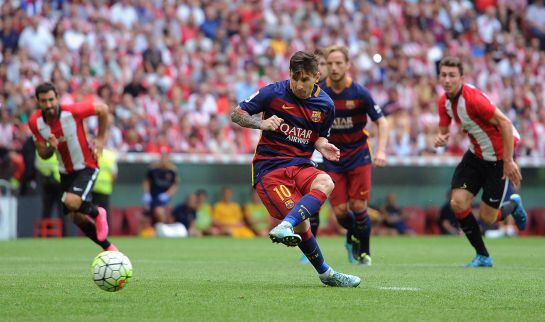 Leo Messi realiza el lanzamiento de penalti que atajó Iraizoz.