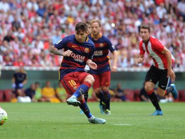 Leo Messi realiza el lanzamiento de penalti que atajó Iraizoz.