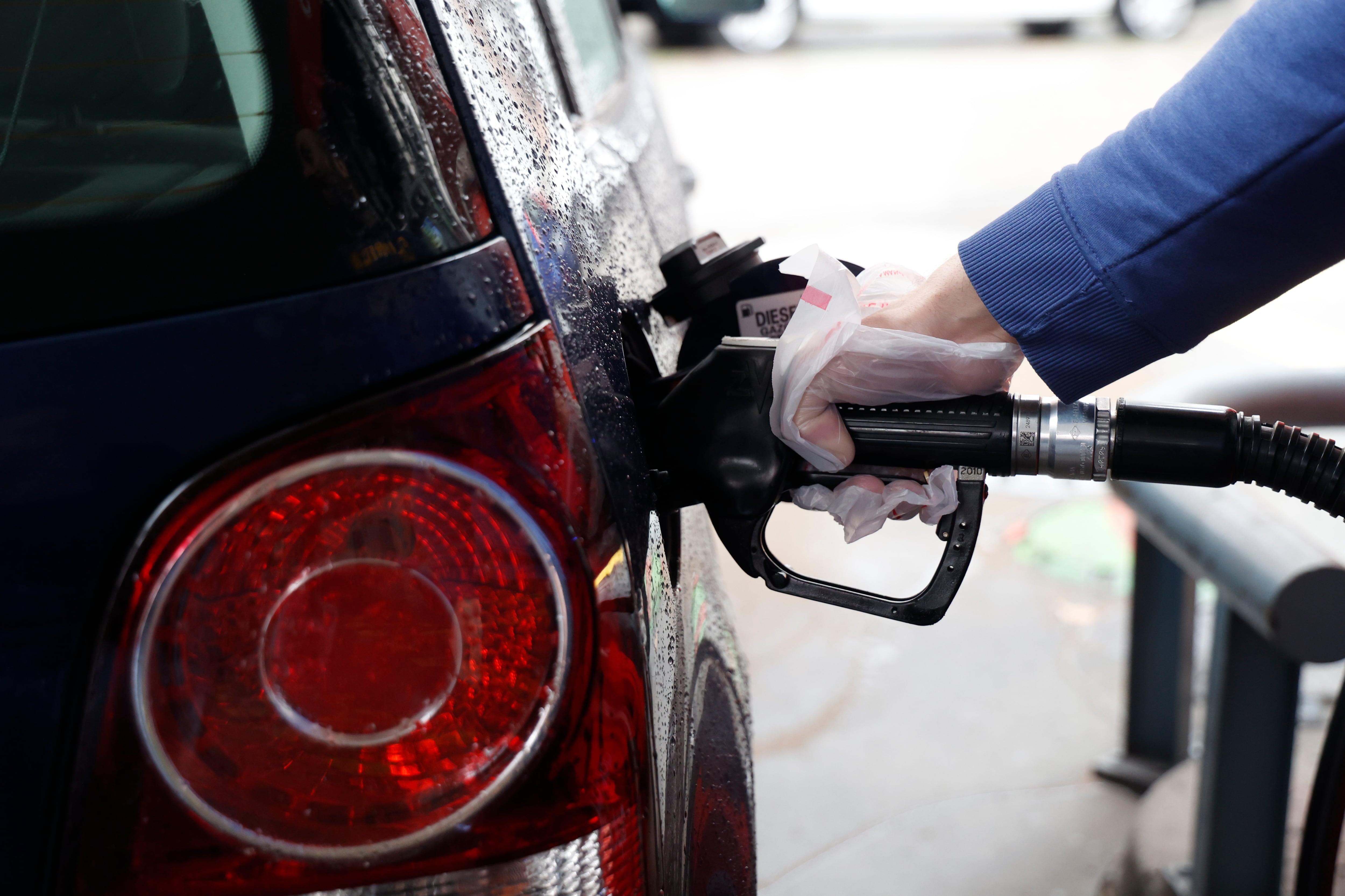 MADRID, 06/03/2026.- Una persona reposta este viernes en una gasolinera de Madrid. El conflicto bélico en Oriente Medio, iniciado tras el ataque conjunto de Israel y Estados Unidos a Irán ya está teniendo efectos sobre los combustibles fósiles, como el gas o el petróleo. EFE/ Maria Aguilella Pardo