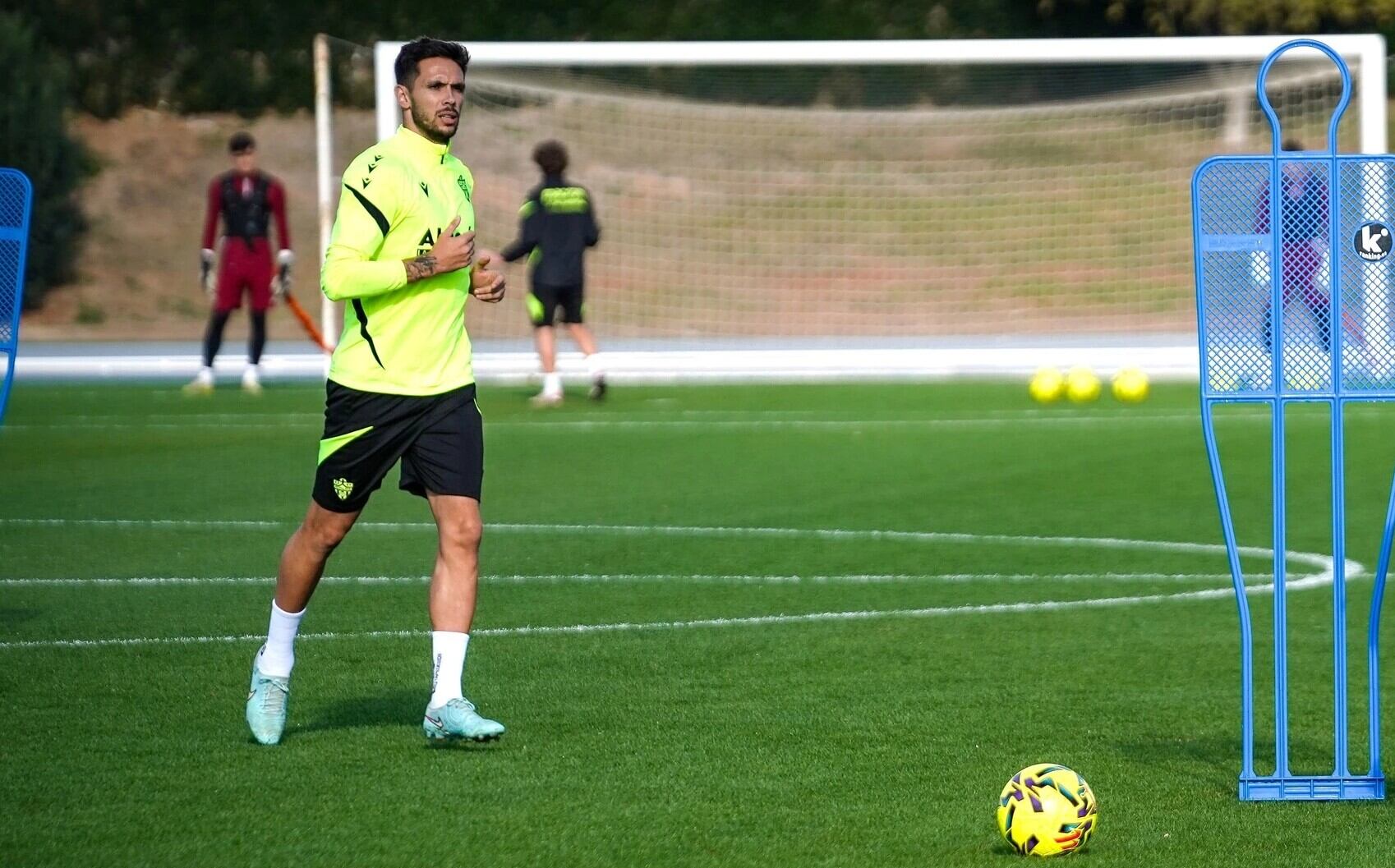 Nelson Monte ¿con quién? Es la pregunta del millón tras cumplir el central de Portugal el partido de sanción el pasado domingo en el Estadio de los Juegos Mediterráneos ante el Burgos de Luis Miguel Ramis.